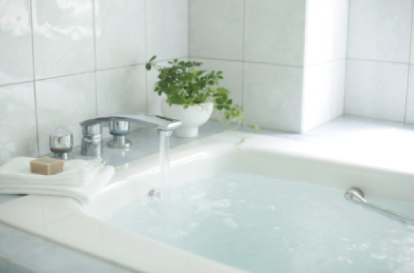 お湯の温度を41℃以下に設定し、お湯を溜めます。